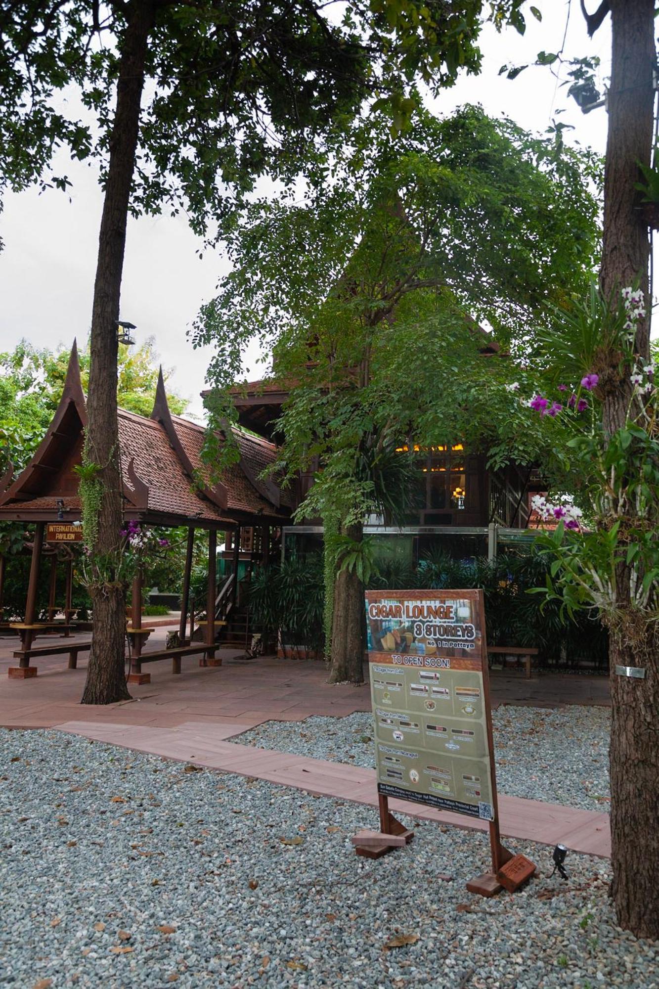 Sugar Hut Resort & Restaurant Pattaya Exterior photo